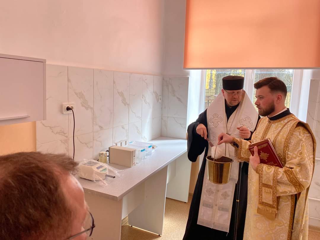 “Від сьогодні ці діти підуть життєвою дорогою з Богом”: Владика Володимир охрестив 16 сиріт з Луганщини. Хресними стали Захисники України “Від сьогодні ці діти підуть життєвою дорогою з Богом”: Владика Володимир охрестив 16 сиріт з Луганщини. Хресними стали Захисники України