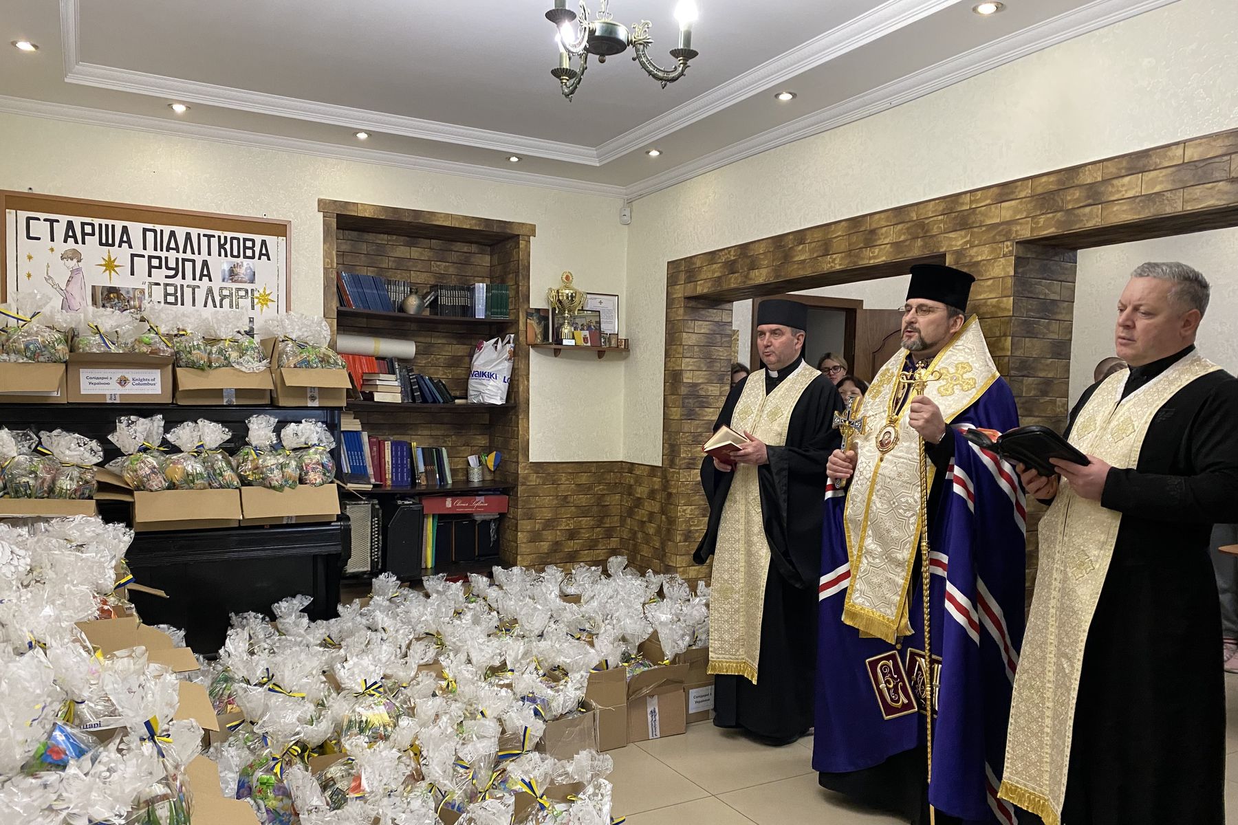Владика Михайло Бубній освятив 1200&nbsp;пасхальних кошиків для українських захисників