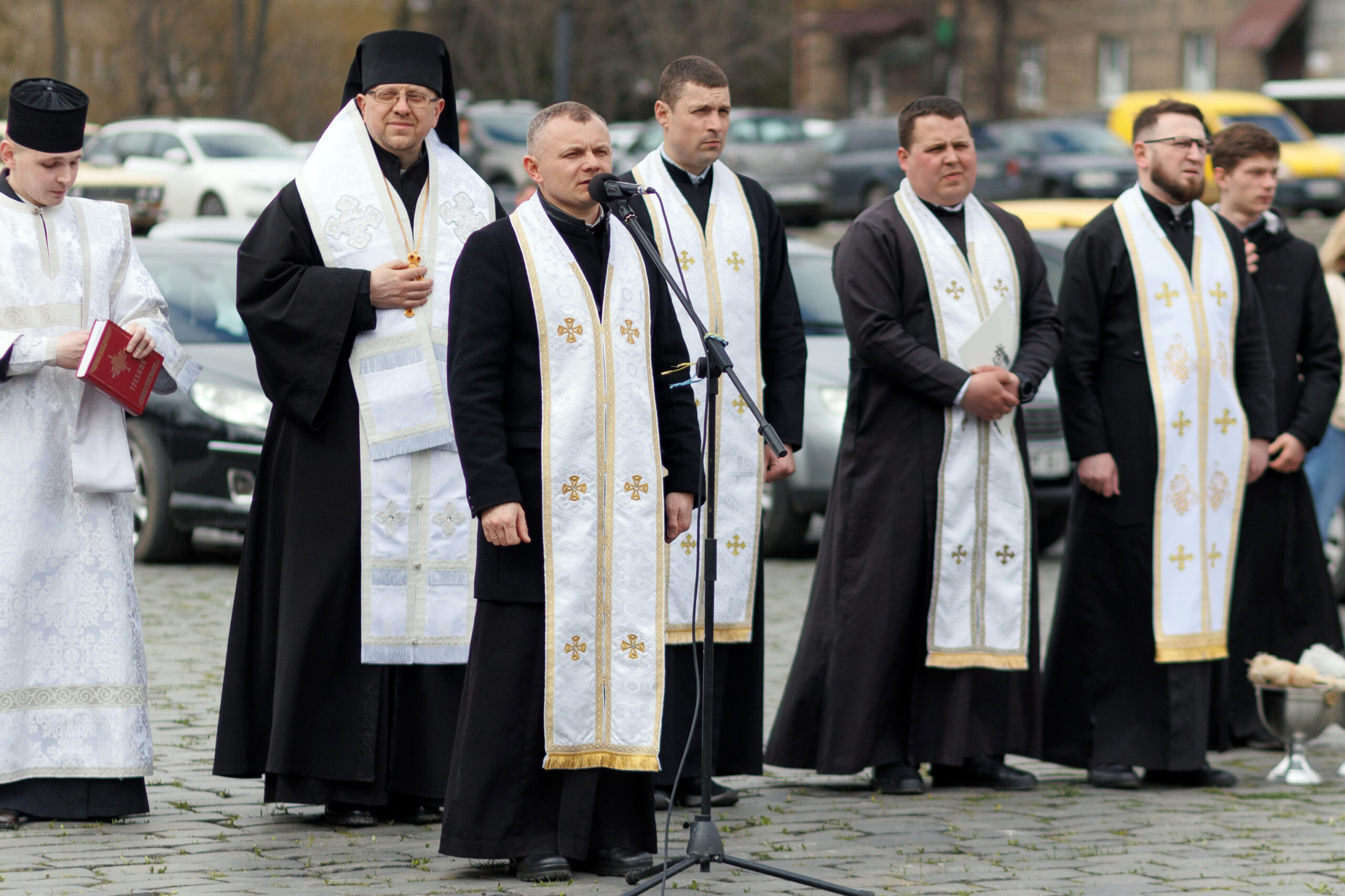 “Життя з Христом перемагає смерть”, – на Великдень владика Володимир звершив Воскресну панахиду на могилах новітніх героїв “Життя з Христом перемагає смерть”, – на Великдень владика Володимир звершив Воскресну панахиду на могилах новітніх героїв