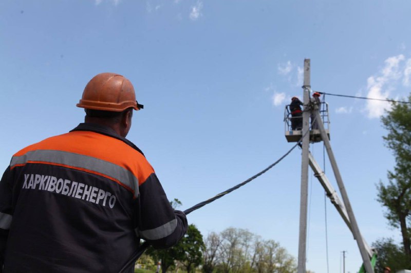 Попри постійні ворожі обстріли продовжуємо відновлювати електропостачання на звільнених від окупантів територіях Харківщини. Попри постійні ворожі обстріли продовжуємо відновлювати електропостачання на звільнених від окупантів територіях Харківщини.