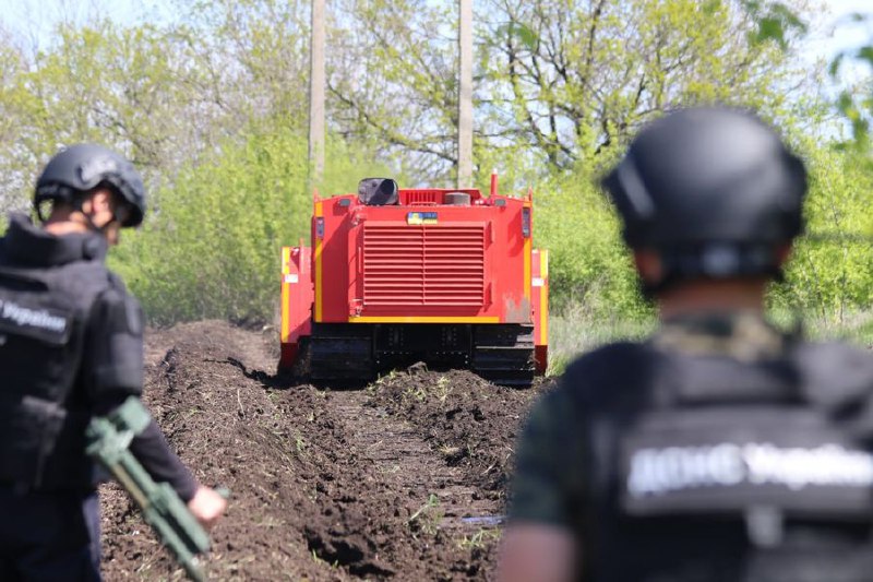 Машина механізованого розмінування MV-10 від Фонду Говарда Баффета допомагає звільнити деокуповані території... Машина механізованого розмінування MV-10 від Фонду Говарда Баффета допомагає звільнити деокуповані території...