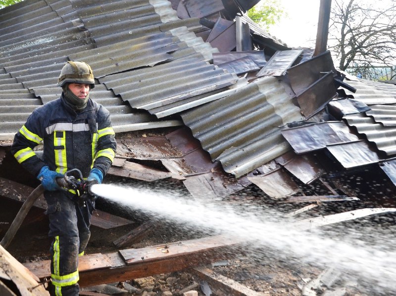 Ворог не припиняє терор Херсонщини⬇️
Рятувальники, під загрозою обстрілів, виїжджають на виклики та ліквідовують пожежі. Ворог не припиняє терор Херсонщини⬇️
Рятувальники, під загрозою обстрілів, виїжджають на виклики та ліквідовують пожежі.
