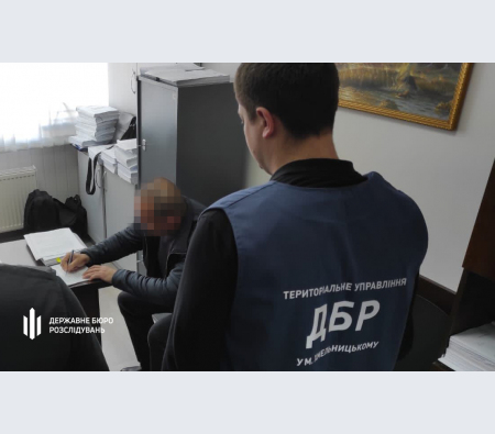 ДБР повідомило про підозри підприємцям з Житомирщини, які закупили продукцію «днр» на 50 млн грн ДБР повідомило про підозри підприємцям з Житомирщини, які закупили продукцію «днр» на 50 млн грн