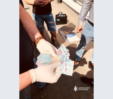 ДБР викрило правоохоронця з Буковини, який продавав інформацію щодо розташування нарядів на державному кордоні ДБР викрило правоохоронця з Буковини, який продавав інформацію щодо розташування нарядів на державному кордоні