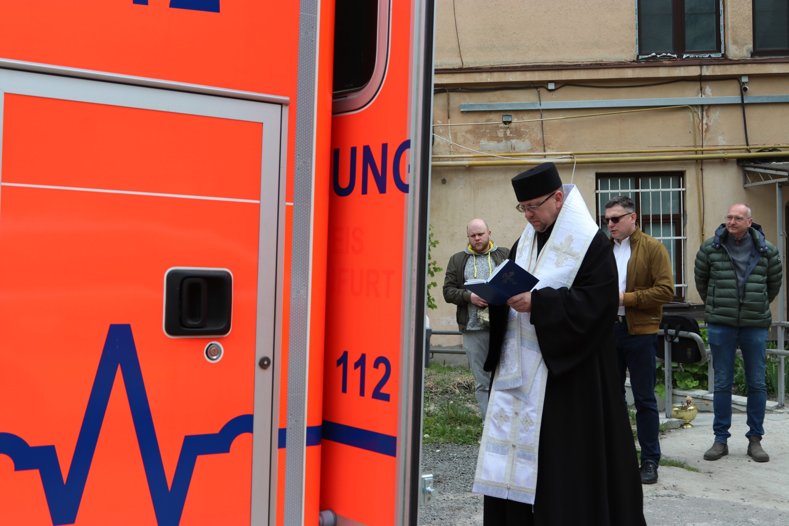 «Дякую, за кожен прояв солідарності для України», — Владика Володимир освятив другий автомобіль швидкої допомоги для Шпиталю Шептицького «Дякую, за кожен прояв солідарності для України», — Владика Володимир освятив другий автомобіль швидкої допомоги для Шпиталю Шептицького