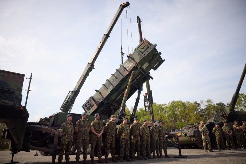 На базі ВПС Нідерландів Володимир Зеленський зустрівся з українськими військовими та ознайомився зі зразками озброєння, яке передається Україні На базі ВПС Нідерландів Володимир Зеленський зустрівся з українськими військовими та ознайомився зі зразками озброєння, яке передається Україні
