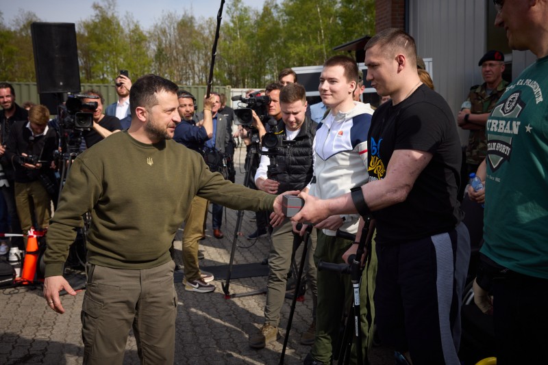На базі ВПС Нідерландів Володимир Зеленський зустрівся з українськими військовими та ознайомився зі зразками озброєння, яке передається Україні На базі ВПС Нідерландів Володимир Зеленський зустрівся з українськими військовими та ознайомився зі зразками озброєння, яке передається Україні