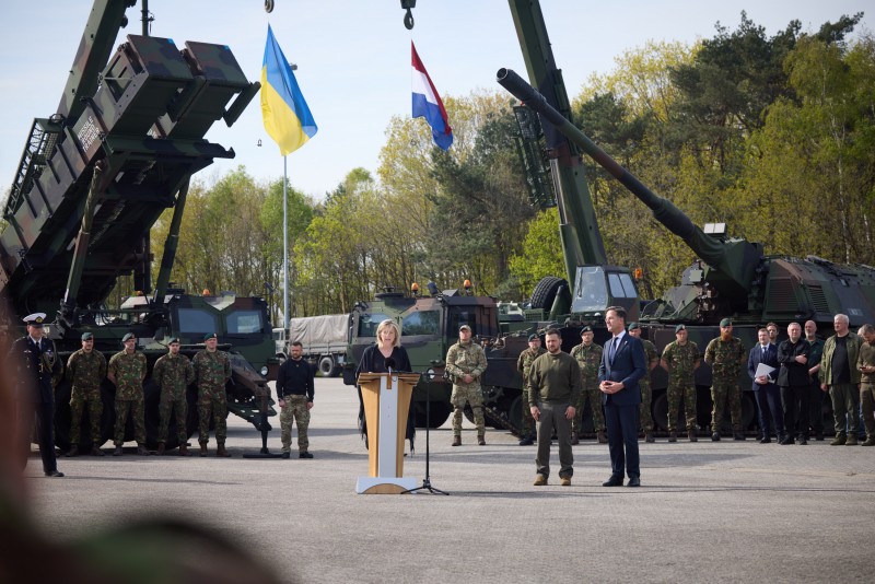 На базі ВПС Нідерландів Володимир Зеленський зустрівся з українськими військовими та ознайомився зі зразками озброєння, яке передається Україні На базі ВПС Нідерландів Володимир Зеленський зустрівся з українськими військовими та ознайомився зі зразками озброєння, яке передається Україні