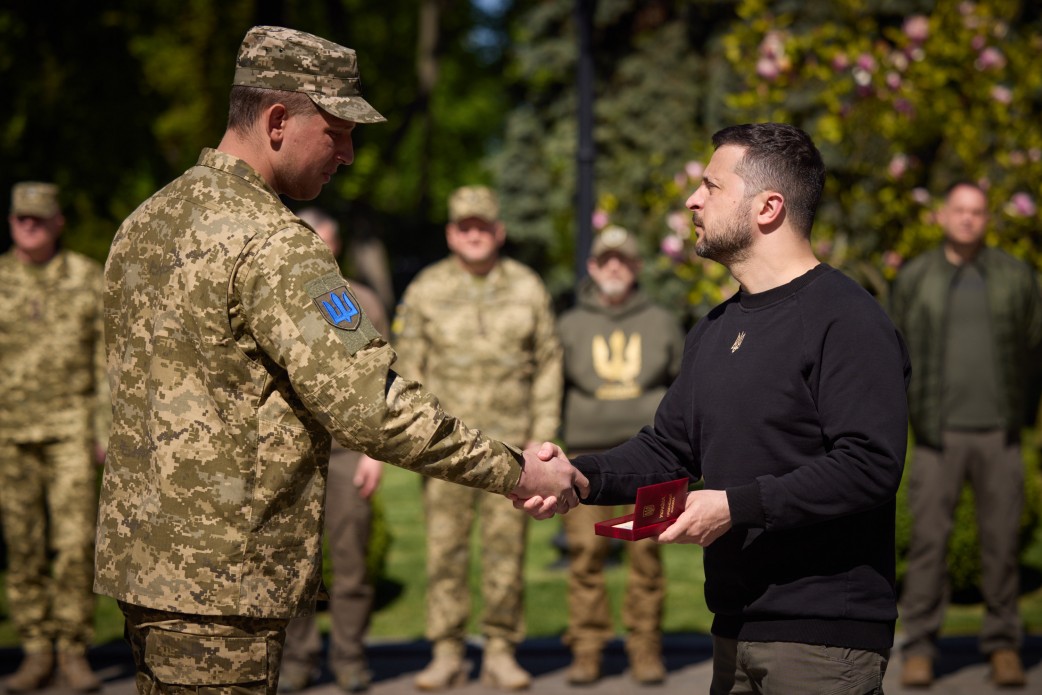 Президент на урочистостях з нагоди Дня піхоти: Що б не робив наш ворог – українські піхотинці сильніші, наш час – це час для перемоги Президент на урочистостях з нагоди Дня піхоти: Що б не робив наш ворог – українські піхотинці сильніші, наш час – це час для перемоги