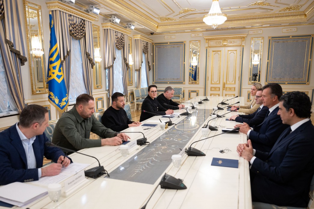 Президент провів зустріч із керівництвом найбільшої у світі інвестиційної компанії щодо створення Фонду розвитку України Президент провів зустріч із керівництвом найбільшої у світі інвестиційної компанії щодо створення Фонду розвитку України