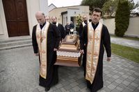 «Прощаємося з батьком, який дав нашій Церкві й народу Патріарха»: у Стрию розпочалося перепоховання Юрія Шевчука «Прощаємося з батьком, який дав нашій Церкві й народу Патріарха»: у Стрию розпочалося перепоховання Юрія Шевчука