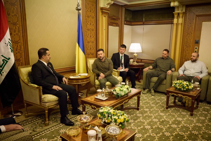 У Джидді Президент України провів зустріч із Прем’єр-міністром Іраку У Джидді Президент України провів зустріч із Прем’єр-міністром Іраку