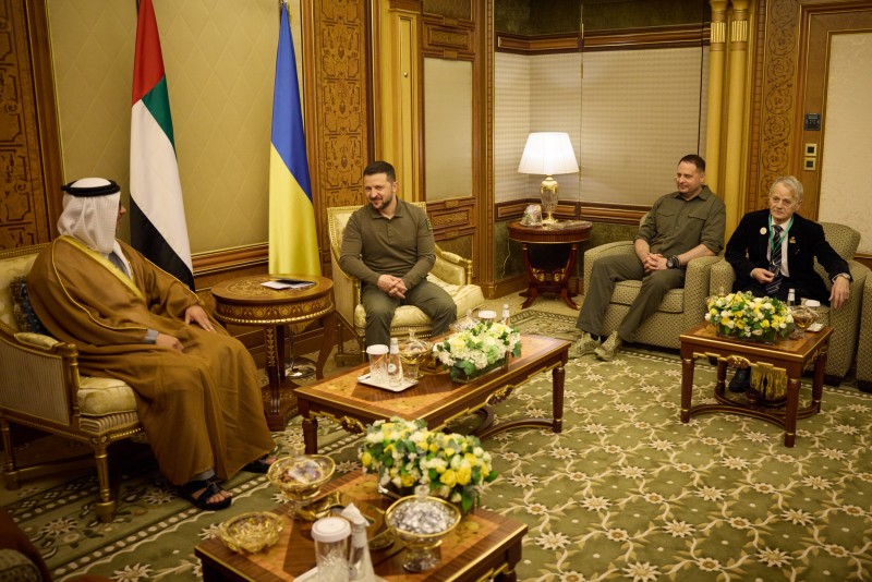У Саудівській Аравії Президент провів зустрічі з главами делегацій ОАЕ, Оману та Кувейту У Саудівській Аравії Президент провів зустрічі з главами делегацій ОАЕ, Оману та Кувейту