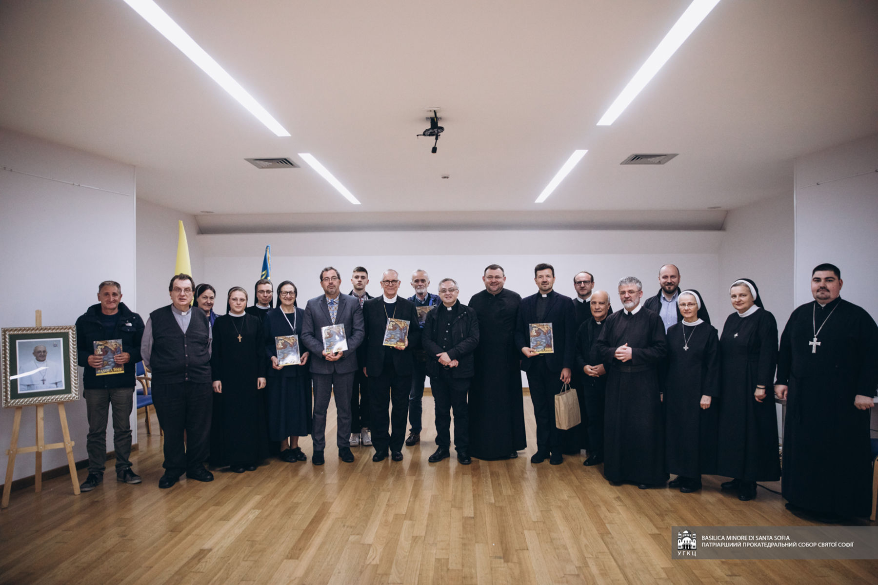 Українські ікони на&nbsp;конвертах та&nbsp;марках Ватикану: у&nbsp;товаристві &laquo;Свята Софія&raquo; презентували пасхальний поштовий набір