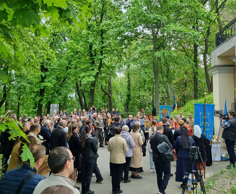 Владика Андрій Хім&rsquo;як освятив дошку пам&rsquo;яті добровольця Дениса Антіпова на&nbsp;Аскольдовій могилі
