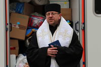 Владика Володимир Груца освятив другий автомобіль швидкої допомоги для Шпиталю Шептицького