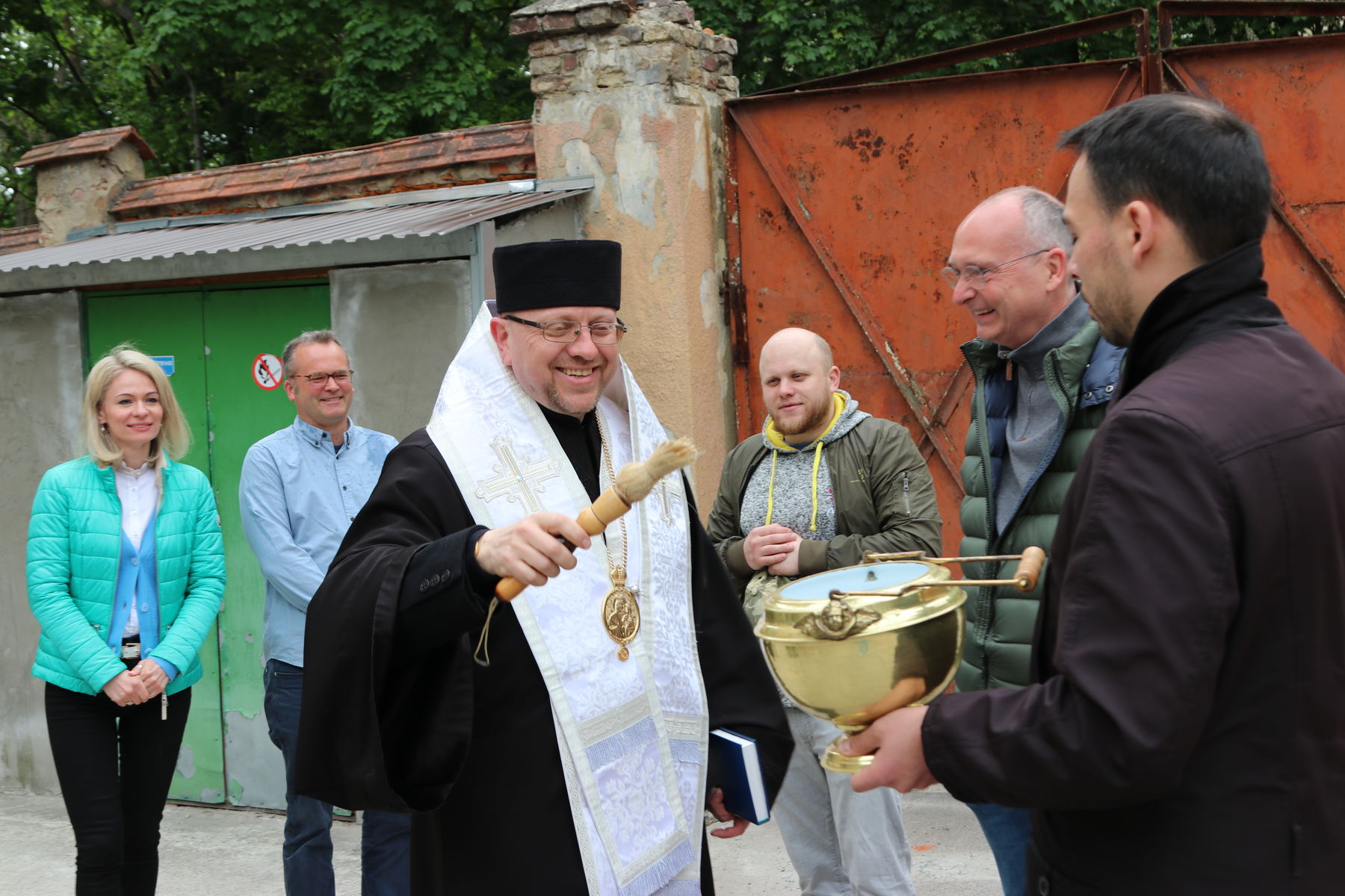 Владика Володимир Груца освятив другий автомобіль швидкої допомоги для Шпиталю Шептицького