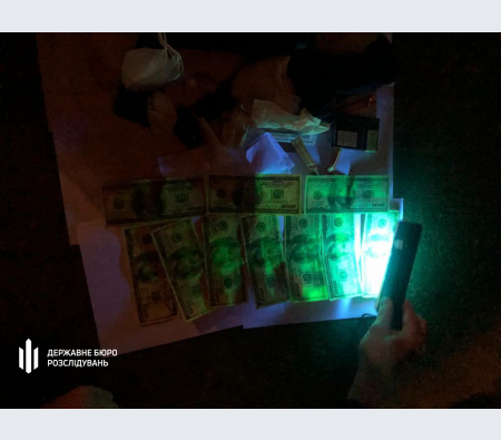 За матеріалами ДБР перед судом постане експодатківець з Буковини, який за хабарі «закривав» питання перевірок комерсантів За матеріалами ДБР перед судом постане експодатківець з Буковини, який за хабарі «закривав» питання перевірок комерсантів