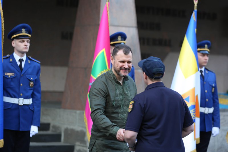 Рятувальники ДСНС отримали нагороди від Міністра внутрішніх справ України Рятувальники ДСНС отримали нагороди від Міністра внутрішніх справ України
