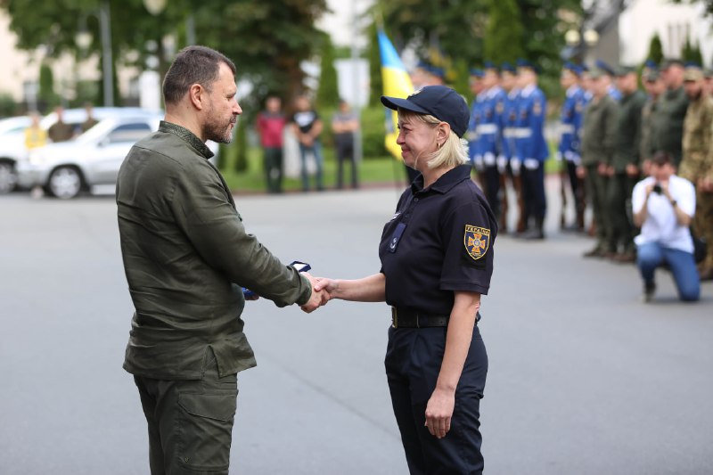 Рятувальники ДСНС отримали нагороди від Міністра внутрішніх справ України Рятувальники ДСНС отримали нагороди від Міністра внутрішніх справ України