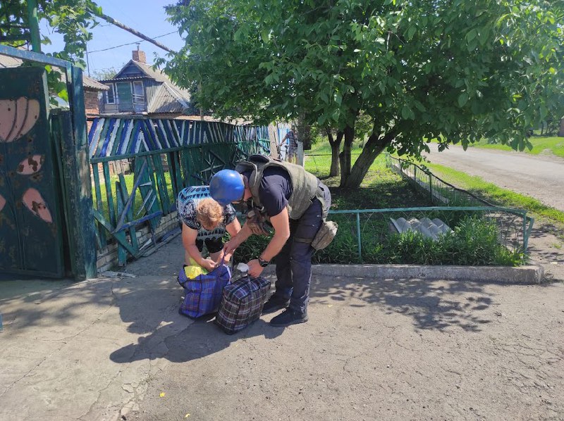 Донеччина: рятувальники продовжують надавати допомогу під час евакуації цивільного населення з населених пунктів Донеччина: рятувальники продовжують надавати допомогу під час евакуації цивільного населення з населених пунктів
