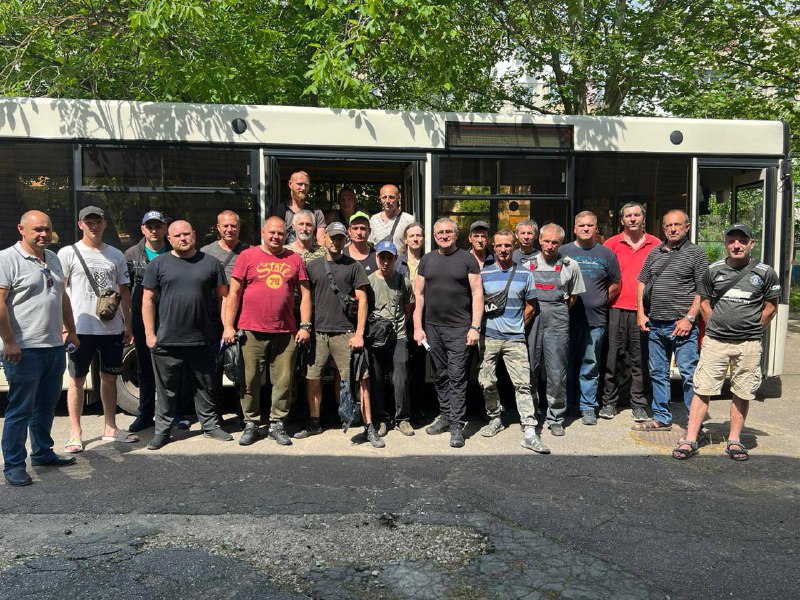 Понад 20 кропивницьких комунальників вже працюють на Херсонщині. Допомагають в ліквідації наслідків підтоплення. Понад 20 кропивницьких комунальників вже працюють на Херсонщині. Допомагають в ліквідації наслідків підтоплення.