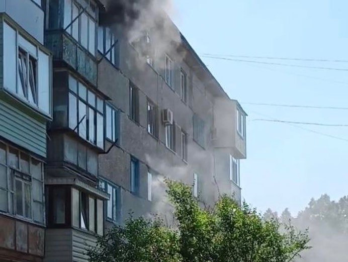 Харківська область: рятувальники вивели з палаючої будівлі на свіже повітря 10 людей, з яких 3 дитини⤵️ Харківська область: рятувальники вивели з палаючої будівлі на свіже повітря 10 людей, з яких 3 дитини⤵️