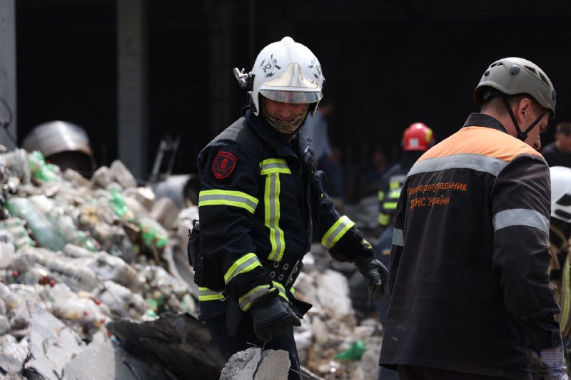 Дніпропетровщина: рятувальники продовжують ліквідовувати наслідки ракетних ударів⬇️ Дніпропетровщина: рятувальники продовжують ліквідовувати наслідки ракетних ударів⬇️