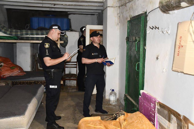 В Україні обстежено близько 63 тисячі укриттів. Зачиненими виявилися 9,3 %, непридатними до використання — 23,6 % від перевірених. В Україні обстежено близько 63 тисячі укриттів. Зачиненими виявилися 9,3 %, непридатними до використання — 23,6 % від перевірених.