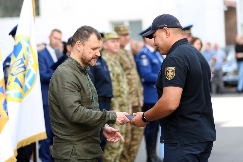 Рятувальники ДСНС отримали нагороди від Міністра внутрішніх справ України Рятувальники ДСНС отримали нагороди від Міністра внутрішніх справ України