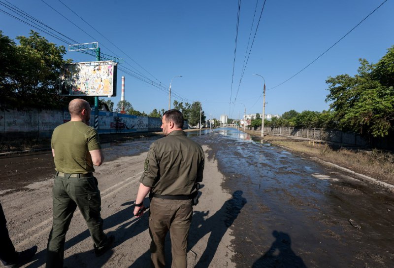 📍 Відвідали сьогодні Херсонщину. В обласному центрі ознайомилися зі станом ліквідації наслідків підриву Каховської ГЕС. 📍 Відвідали сьогодні Херсонщину. В обласному центрі ознайомилися зі станом ліквідації наслідків підриву Каховської ГЕС.