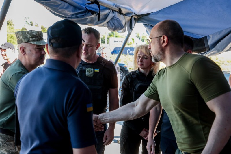 📍 Відвідали сьогодні Херсонщину. В обласному центрі ознайомилися зі станом ліквідації наслідків підриву Каховської ГЕС. 📍 Відвідали сьогодні Херсонщину. В обласному центрі ознайомилися зі станом ліквідації наслідків підриву Каховської ГЕС.