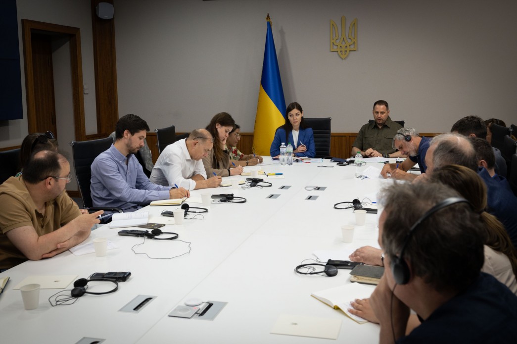 Андрій Єрмак зустрівся з представниками українських та іноземних ЗМІ Андрій Єрмак зустрівся з представниками українських та іноземних ЗМІ
