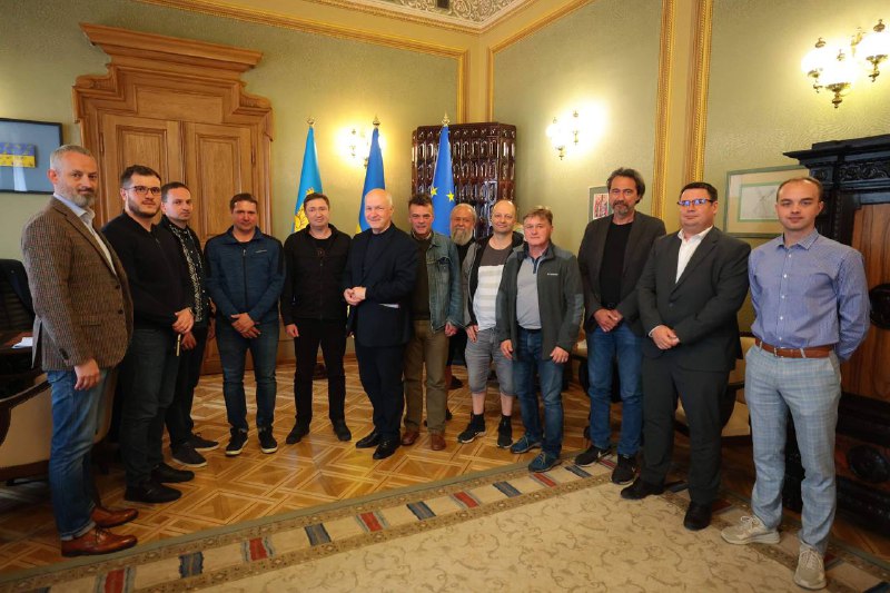 Справжні друзі не тільки підтримають, а й приїдуть, щоб особисто засвідчити, що будуть робити це стільки – скільки знадобиться Справжні друзі не тільки підтримають, а й приїдуть, щоб особисто засвідчити, що будуть робити це стільки – скільки знадобиться