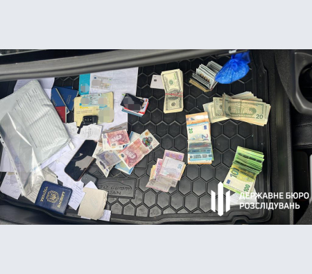 ДБР на Закарпатті викрило чергову схему незаконного переправлення чоловіків через кордон ДБР на Закарпатті викрило чергову схему незаконного переправлення чоловіків через кордон