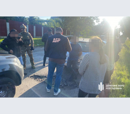 ДБР на Закарпатті викрило чергову схему незаконного переправлення чоловіків через кордон ДБР на Закарпатті викрило чергову схему незаконного переправлення чоловіків через кордон