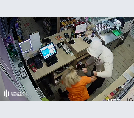 ДБР повідомило про підозру правоохоронцю, який пограбував працівницю АЗС в Одесі ДБР повідомило про підозру правоохоронцю, який пограбував працівницю АЗС в Одесі