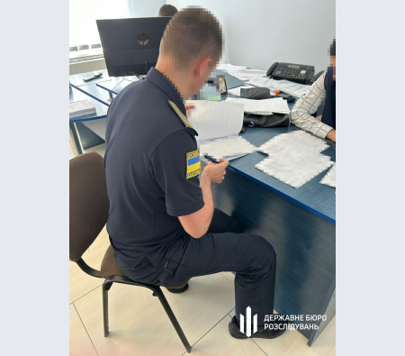 ДБР повідомило про підозру ще шістьом митникам з Львівщини, які незаконно продовжували безмитне ввезення автомобілів ДБР повідомило про підозру ще шістьом митникам з Львівщини, які незаконно продовжували безмитне ввезення автомобілів