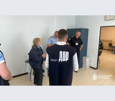 ДБР повідомило про підозру ще шістьом митникам з Львівщини, які незаконно продовжували безмитне ввезення автомобілів ДБР повідомило про підозру ще шістьом митникам з Львівщини, які незаконно продовжували безмитне ввезення автомобілів