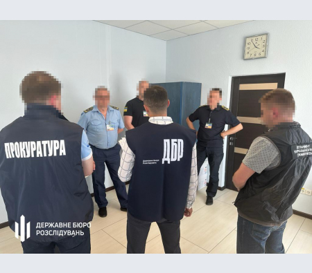 ДБР повідомило про підозру ще шістьом митникам з Львівщини, які незаконно продовжували безмитне ввезення автомобілів ДБР повідомило про підозру ще шістьом митникам з Львівщини, які незаконно продовжували безмитне ввезення автомобілів