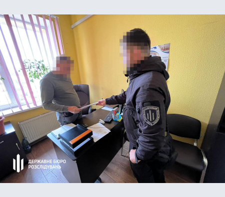 ДБР повідомило про підозру трьом митникам з Житомирщини, які протиправно розмитнили автівки на 1 мільйон гривень ДБР повідомило про підозру трьом митникам з Житомирщини, які протиправно розмитнили автівки на 1 мільйон гривень