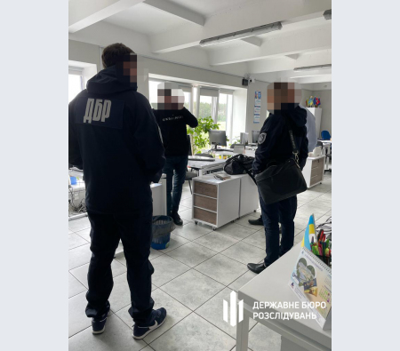 ДБР повідомило про підозру трьом митникам з Житомирщини, які протиправно розмитнили автівки на 1 мільйон гривень ДБР повідомило про підозру трьом митникам з Житомирщини, які протиправно розмитнили автівки на 1 мільйон гривень