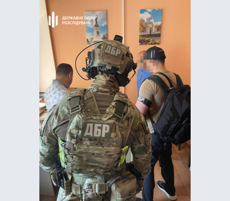 ДБР затримало керівництво Держпродспоживслужби Харківської області, які обкладали «даниною» місцевих підприємців ДБР затримало керівництво Держпродспоживслужби Харківської області, які обкладали «даниною» місцевих підприємців