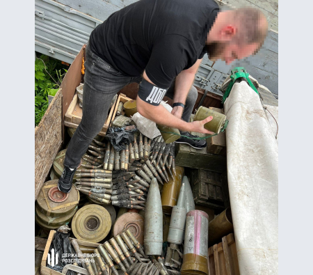 ДБР знайшло на Харківщині понад 10 тонн російських боєприпасів та зенітну установку ДБР знайшло на Харківщині понад 10 тонн російських боєприпасів та зенітну установку