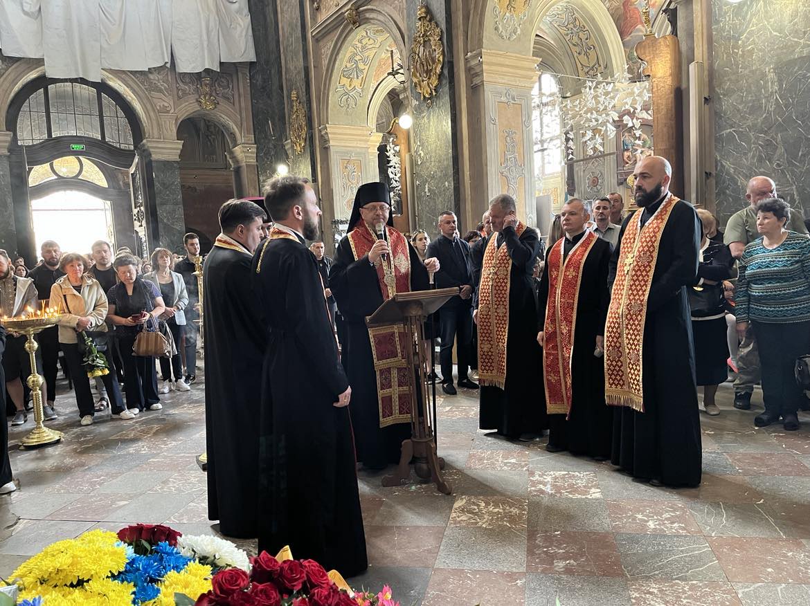 «Добре і мудро прожите життя і є довголіттям»: У заупокійну суботу владика Володимир звершив похорон двох Героїв: Віктора Петрова і Андрія Патрайка «Добре і мудро прожите життя і є довголіттям»: У заупокійну суботу владика Володимир звершив похорон двох Героїв: Віктора Петрова і Андрія Патрайка