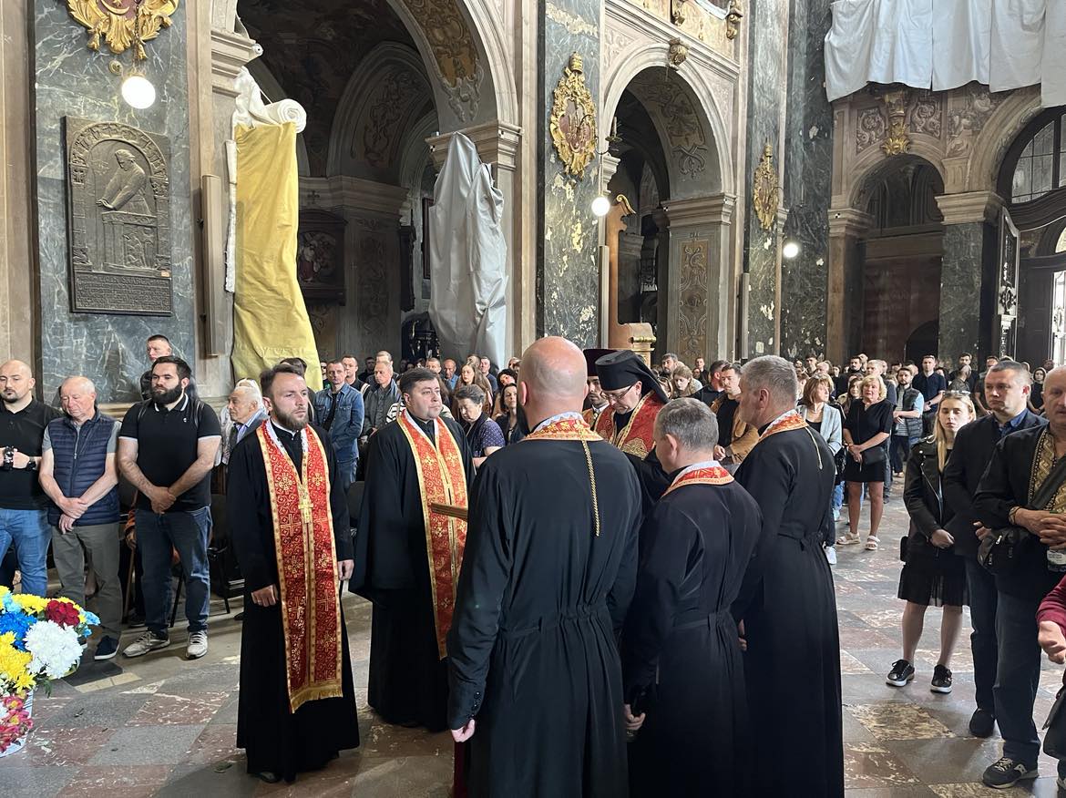 «Добре і мудро прожите життя і є довголіттям»: У заупокійну суботу владика Володимир звершив похорон двох Героїв: Віктора Петрова і Андрія Патрайка «Добре і мудро прожите життя і є довголіттям»: У заупокійну суботу владика Володимир звершив похорон двох Героїв: Віктора Петрова і Андрія Патрайка