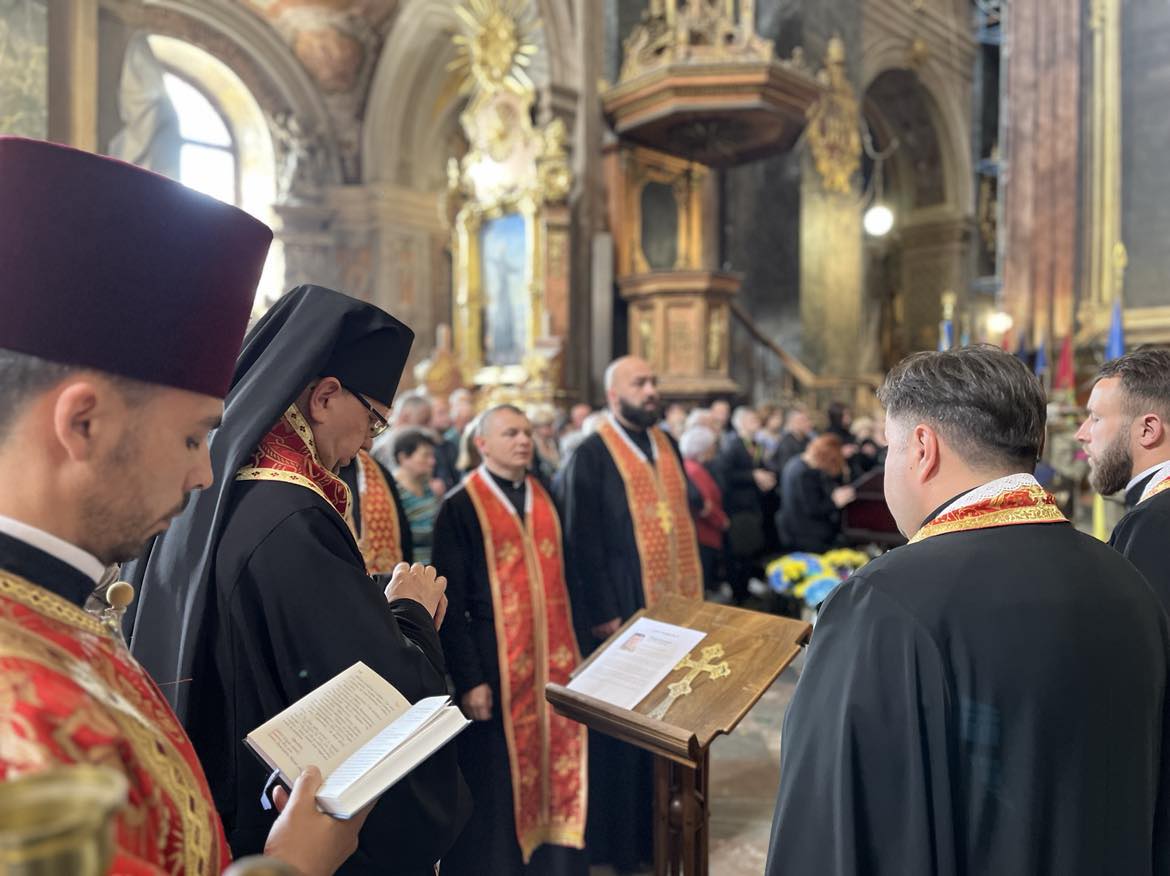 «Добре і мудро прожите життя і є довголіттям»: У заупокійну суботу владика Володимир звершив похорон двох Героїв: Віктора Петрова і Андрія Патрайка «Добре і мудро прожите життя і є довголіттям»: У заупокійну суботу владика Володимир звершив похорон двох Героїв: Віктора Петрова і Андрія Патрайка