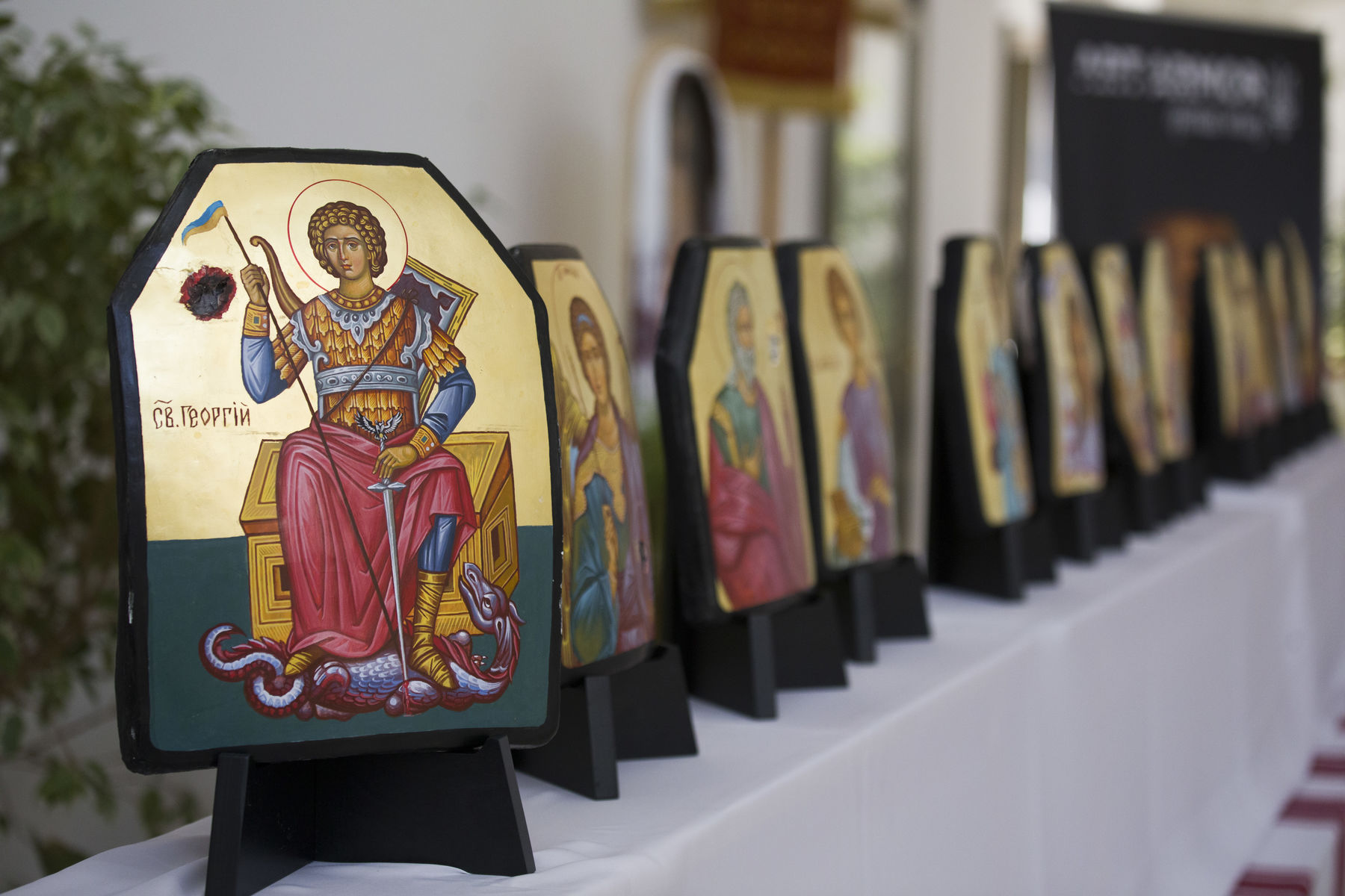 &laquo;Духовна звитяга&raquo;: в&nbsp;Патріаршому соборі Воскресіння Христового проходить виставка ікон, написаних на&nbsp;бронеплитах