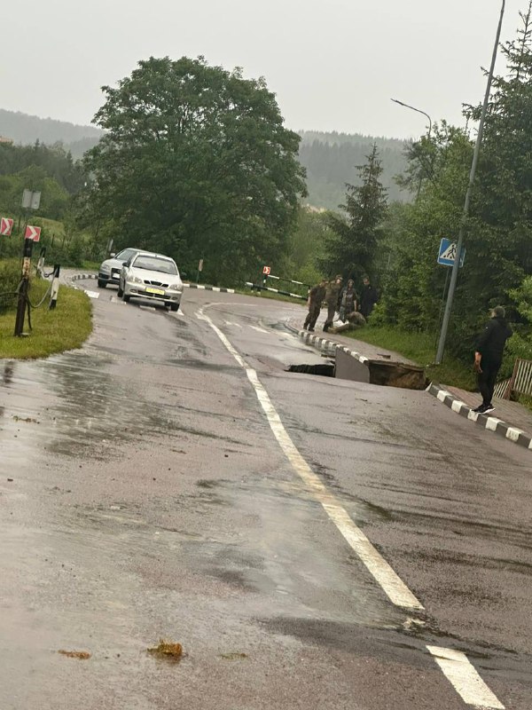 У селі Урич Стрийського району розмита дорога. На дорозі є повалені дерева, частково обвалений міст через річку У селі Урич Стрийського району розмита дорога. На дорозі є повалені дерева, частково обвалений міст через річку