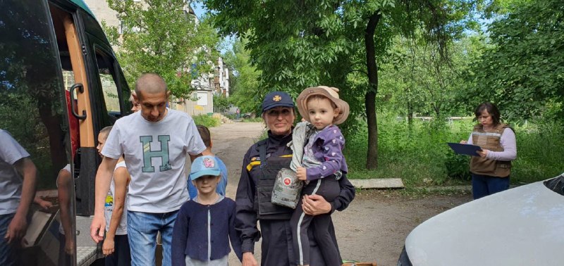 Донеччина: рятувальники продовжують надавати допомогу під час евакуації цивільного населення з населених пунктів Донеччина: рятувальники продовжують надавати допомогу під час евакуації цивільного населення з населених пунктів